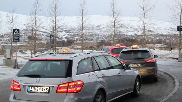 Taxier på holdeplass på flyplassen i Tromsø. Foto