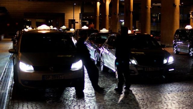 Taxier på holdeplass, natt, Foto